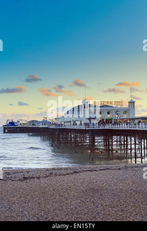 L'Europe, Royaume-Uni, Angleterre, East Sussex, Brighton, Brighton Pier et plage, Palace Pier, construit en 1899, l'aménagement du littoral au crépuscule Banque D'Images