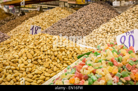 Assortiment de noix : paenuts, Amandes et pistaches, au marché marocain à Marrakech Banque D'Images