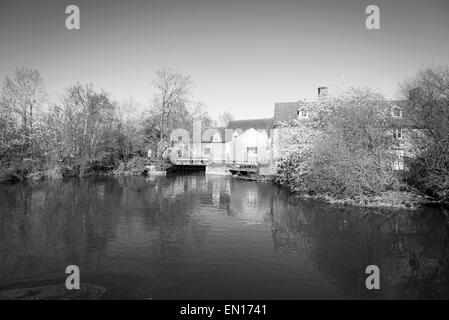 Rivière Stour et moulin de Flatford en noir et blanc Banque D'Images