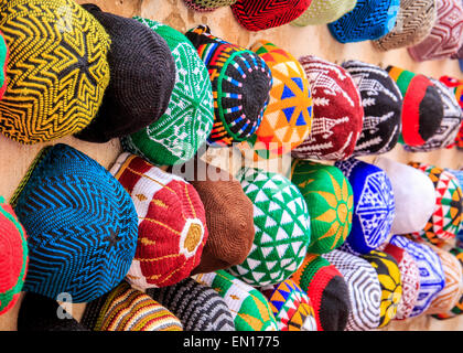 Marché coloré de souvenirs à Essaouira au Maroc Banque D'Images