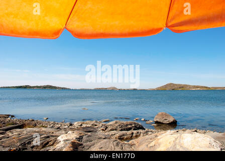 Littoral suédois de l'archipel de Göteborg Sweden près de la côte ouest suédoise de rochers et falaises Belle Plage avec Orange Banque D'Images