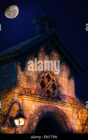 Altos de Chavon illuminée la nuit, l'église dominicaine République Banque D'Images