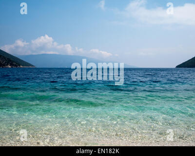 Plage d'Antisamos eaux turquoise et les montagnes à l'horizon Banque D'Images