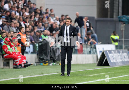 Udine, Italie. Apr 25, 2015. L'Italie, Udine:l'entraîneur de l'Udinese Andrea Stramaccioni réagit au cours de la Serie A italienne match de foot entre Udinese Calcio et de l'AC Milan le samedi 25 avril 2015 au Stade Friuli à Udine. Credit : Andrea Spinelli/Alamy Live News Banque D'Images