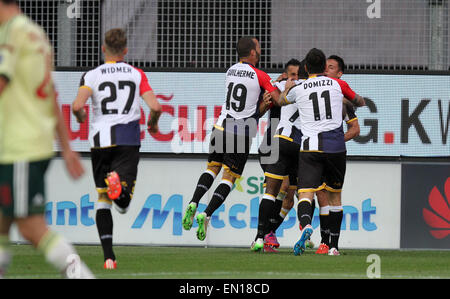 Udine, Italie. Apr 25, 2015. L'Italie, le milieu de terrain de l'Udinese:Udine Giampiero Pinzi célèbre après avoir marqué un but 1-0 avec ses coéquipiers au cours de la Serie A italienne match de foot entre Udinese Calcio et de l'AC Milan le samedi 25 avril 2015 au Stade Friuli à Udine. Credit : Andrea Spinelli/Alamy Live News Banque D'Images
