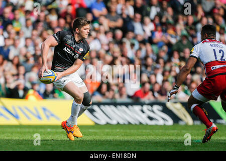 Milton Keynes, Royaume-Uni. Apr 25, 2015. Aviva Premiership. Northampton Saints contre les Sarrasins. Owen Farrell des Saracens sur la balle. Score final : Northampton Saints 25-20 Saracens. Credit : Action Plus Sport/Alamy Live News Banque D'Images