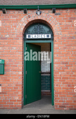 L'entrée du vieux-style mesdames toilettes à l'arrêt de tramway dans le musée en plein air Beamish, Durham Co. Banque D'Images