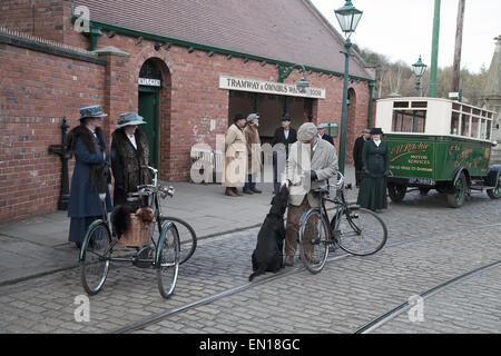 Groupe de gens habillés en costume d'époque à l'arrêt de tramway dans le musée en plein air Beamish, Co Durham. Banque D'Images