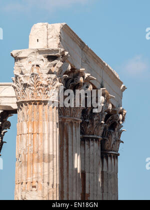 Chapiteaux corinthiens des colonnes des ruines du temple olympique de Zeus À Athènes Banque D'Images