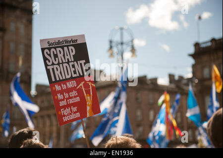 Glasgow, Ecosse, Royaume-Uni. Apr 25, 2015. Des milliers de personnes se retrouvent dans la région de George Square, alias 'la place de la liberté" pour les pro-SNP et rassemblement anti-austérité Crédit : Tony Clerkson/Alamy Live News Banque D'Images