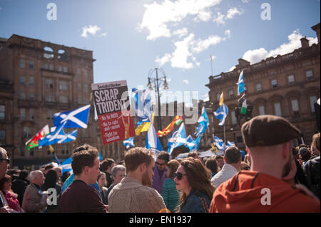 Glasgow, Ecosse, Royaume-Uni. Apr 25, 2015. Des milliers de personnes se retrouvent dans la région de George Square, alias 'la place de la liberté" pour les pro-SNP et rassemblement anti-austérité Crédit : Tony Clerkson/Alamy Live News Banque D'Images