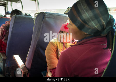 La population locale dans l'autobus, au Népal Banque D'Images