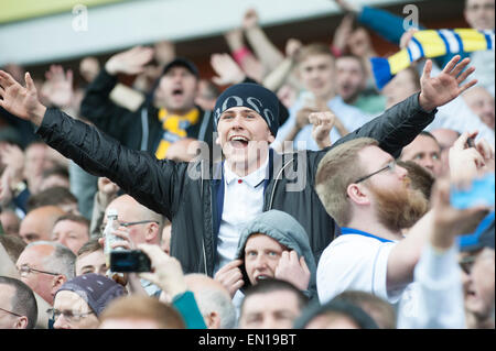 Leeds United football fans célébrer après leur équipe prendre la tête contre Sheffield mercredi dans un match de la Ligue de football Banque D'Images