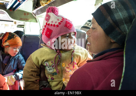 La population locale dans l'autobus, au Népal Banque D'Images