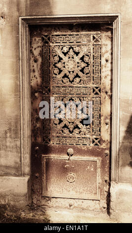 La rouille ouvragée porte à une tombe du cimetière du Père Lachaise Paris France Europe Banque D'Images