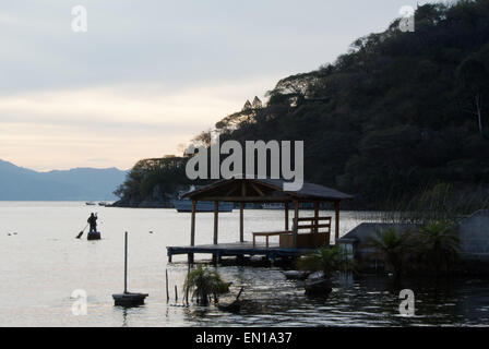 Coucher de soleil sur le Lago de Atitlan, Guatemala Banque D'Images