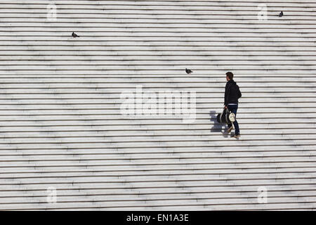 Jeune homme portant un sac en train d'accumuler les étapes de la Grande Arche de La Défense Paris France Europe Banque D'Images