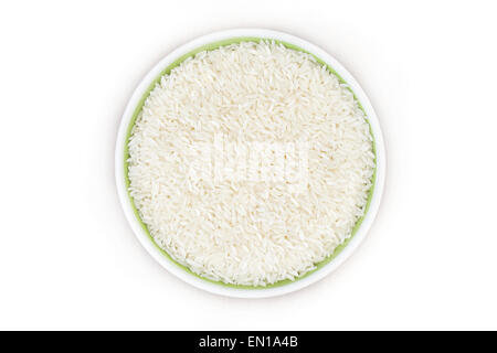 Dans un bol de riz cru sur fond blanc Banque D'Images
