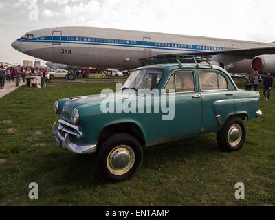 25 avril 2015 - 402 -- La Moskvitch OldCarFest rétro voitures rétro est le plus grand festival tenu à Kiev, et couvre l'État du musée de l'Aviation. Plus de 300 voitures sont impliquées dans ce projet et plus de 20 mille visiteurs sont attendus. © Igor Golovniov/ZUMA/Alamy Fil Live News Banque D'Images