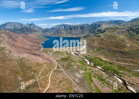 Barrage de la rivière Berg et les montagnes Hottentots Holland près de Franschhoek dans la région de Western Cape, Afrique du Sud. Banque D'Images