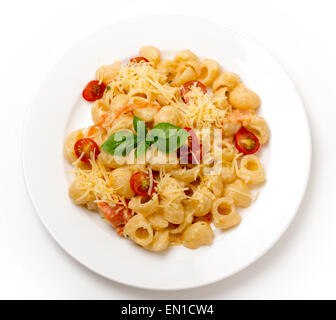 Gomiti rigata 'coude' pasta avec les tomates cuites dans la crème avec du pesto vert, tomates cerises et parmesan râpé,de abov Banque D'Images