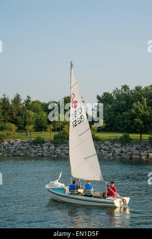 La Voile dans le lac Ontario Banque D'Images