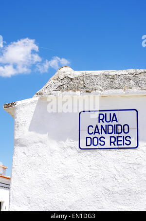 Signe de nom de rue dans village au sud du Portugal Banque D'Images