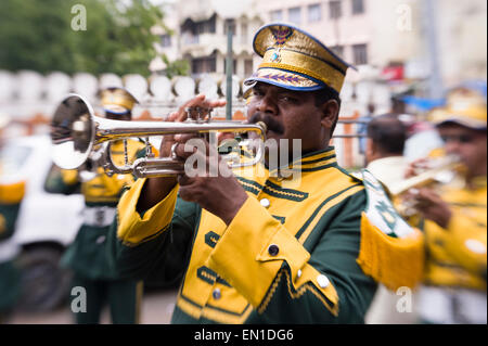 Fanfare de rue pendant le festival religieux, l'Inde Banque D'Images