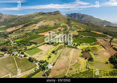 Vue aérienne d'exploitations viticoles qui tapissent l'Helshoogte Road près de Stellenbosch dans le Western Cape. Banque D'Images