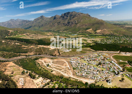 Vue aérienne d'exploitations viticoles qui tapissent l'Helshoogte Road près de Stellenbosch dans le Western Cape. Banque D'Images