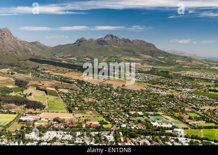 Vue aérienne de certaines parties de la ville de Stellenbosch et les montagnes Hottentots Holland dans l'ouest du cap. Banque D'Images