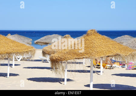 Parasols de plage au Portugal, Algarve Banque D'Images