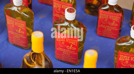 Don Sao island, le Laos, le Triangle d'or, échoppe de marché la vente de whisky et d'autres serpents toniques de fines herbes Banque D'Images