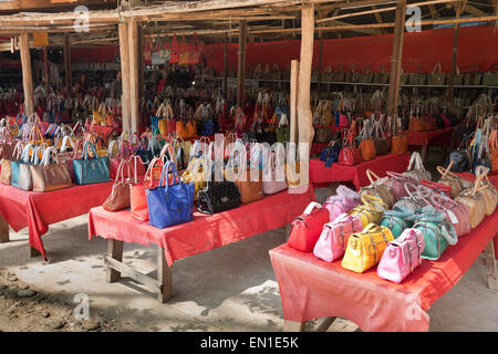 Don Sao island, le Laos, le Triangle d'or, entre la Thaïlande, le Myanmar, le Laos. Échoppe de marché la vente de faux sacs à main designer Banque D'Images