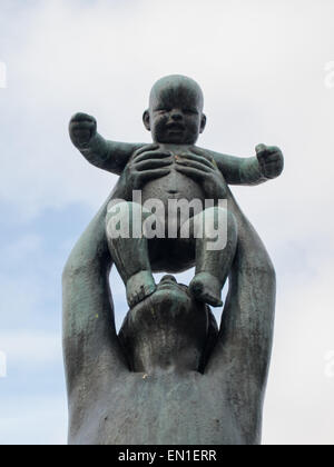 Sculpture en bronze d'une femme tenant un bébé. C'est une partie de l'exposition permanente du Gustav Vigeland dans le parc Frogner, Oslo. Banque D'Images