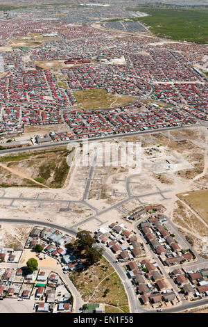 Vue aérienne de l'habitation et la banlieue de Delft, dans la région de Cape Flats de Cape Town, Afrique du Sud. Banque D'Images