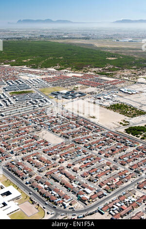 Vue aérienne de l'habitation et la banlieue de Delft, dans la région de Cape Flats de Cape Town, Afrique du Sud. Banque D'Images