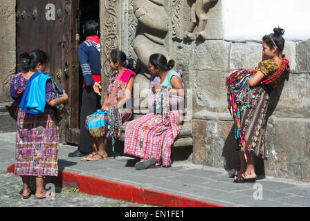 Belles femmes mayas attendent pour faire une vente Banque D'Images