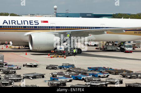 Alimentation en carburant avion jet passagers camion, airport service, approvisionnement en carburant Banque D'Images