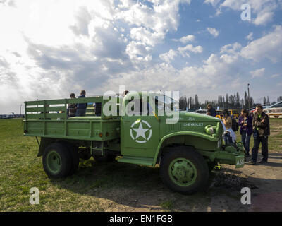 Camion Shevrolet. Apr 25, 2015. GAZ -- Le OldCarFest rétro voitures rétro est le plus grand festival tenu à Kiev, et couvre l'État du musée de l'Aviation. Plus de 300 voitures sont impliquées dans ce projet et plus de 20 mille visiteurs sont attendus. © Igor Golovniov/ZUMA/Alamy Fil Live News Banque D'Images