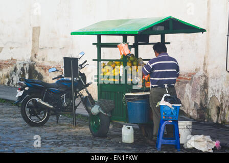 Un vendeur de jus d'orange à La Antigua, Guatemala (UNESCO) Banque D'Images