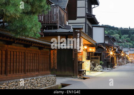 Maisons traditionnelles dans une rue de la vieille ville au crépuscule. Takayama-Gifu-préfecture région de Chubu-Japon. Banque D'Images
