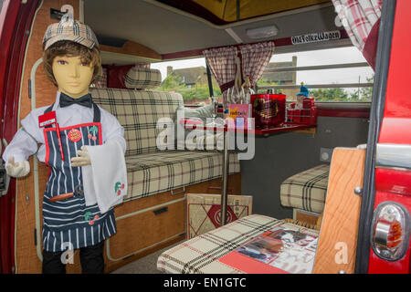 Intérieur d'une Vintage VW camper van lors d'un salon de voitures Banque D'Images