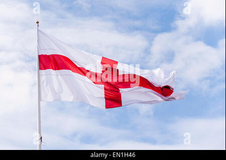 Eastbourne, Royaume-Uni. 25 avril 2015. Le jour de la Saint-Georges est commémoré par la ville balnéaire d'Eastbourne avec le battant de drapeaux patriotiques sur le front. Crédit : Stephen Chung / Alamy Live News Banque D'Images