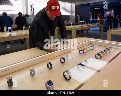 TORONTO, CANADA - 10 avril 2015 : Le client vérifie la nouvelle Apple regarder au magasin. Apple commence à le regarder Apple pré-commande au Canada ce jour. Banque D'Images