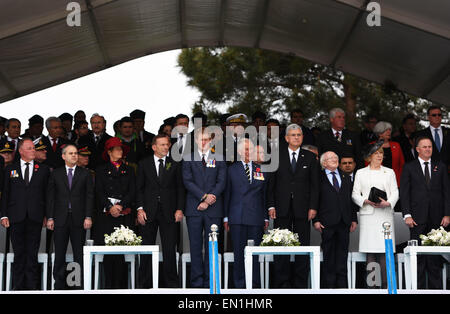 (150425) -- CANAKKALE, 25 avril 2015(Xinhua) -- bord rendre hommage à Mustafa Kemal Atatürk au bain turc service commémoratif à Canakkale, Turquie, le 25 avril 2015. Dirigeants et dignitaires de la Royaume-Uni, l'Irlande, l'Australie et la Nouvelle-Zélande se sont joints aux délégués militaires turcs de service commémoratif turc le samedi lors de la 57e Régiment d'infanterie, en tant qu'événement commémoratif du 100e anniversaire de la bataille de Gallipoli. (Xinhua/Il Canling) Banque D'Images