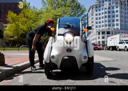 Toyota i-Road concept car (3) EV à roues sur route - Washington, DC USA Banque D'Images