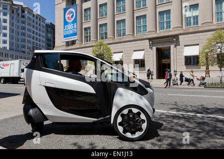 Toyota i-Road concept car (3) EV à roues sur route - Washington, DC USA Banque D'Images