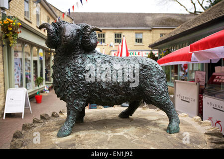 Sculpture dans le Woolmarket Ram Cirencester Gloucestershire England UK Banque D'Images