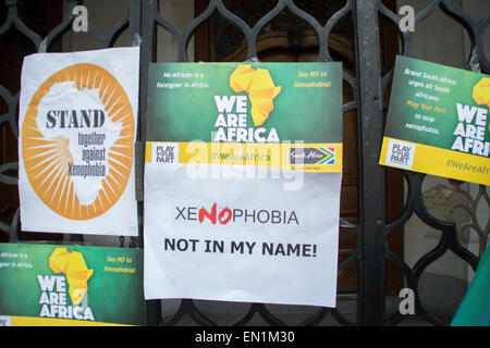 Londres, Royaume-Uni. Apr 25, 2015. L'affichage à l'extérieur de la Commission d'Afrique du Sud à Londres pour protester contre les attaques xénophobes en Afrique du Sud contre les travailleurs étrangers et les entreprises. © Paul Mendoza/Pacific Press/Alamy Live News Banque D'Images